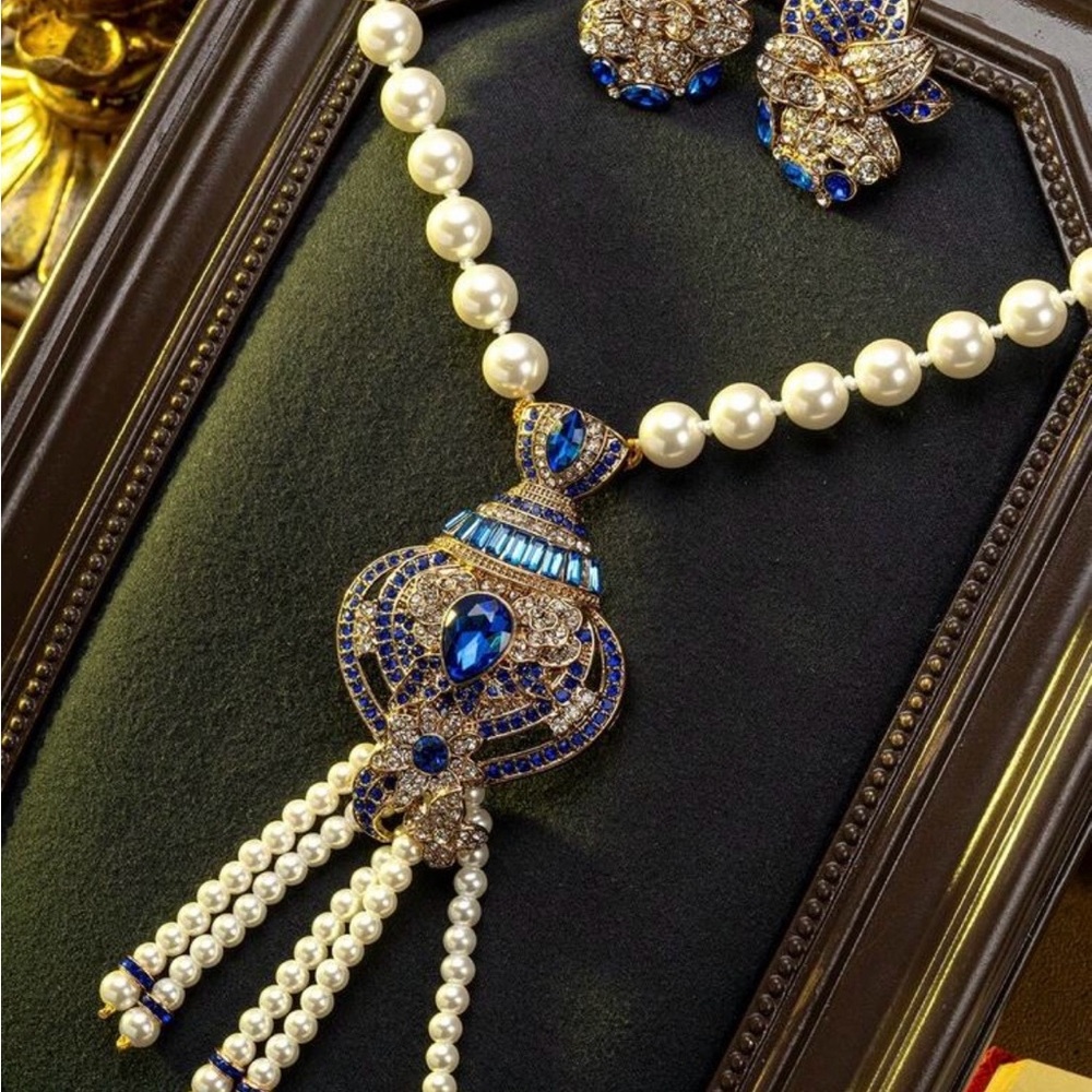Luxurious Vintage style Sapphire and Gold with Pearl Necklace